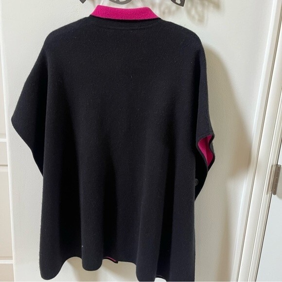 Belford Cashmere Collard Poncho Sweater in Black and Contrasting Pink One Size - Picture 6 of 12